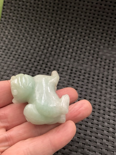 古玩玉器清代翡翠雕“瑞獸”把件拍賣，當前價格13000元