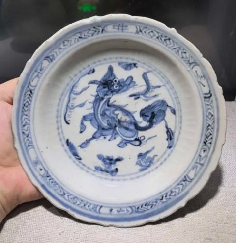 古玩陶瓷麒麟望月青花盤真品鑒賞圖