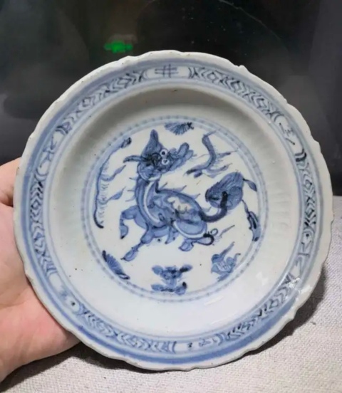 古玩陶瓷麒麟望月青花盤真品鑒賞圖