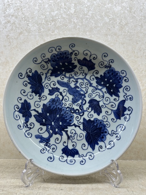 古玩陶瓷清康熙青花松鼠葡萄紋臥盤拍賣,當前價格20000元