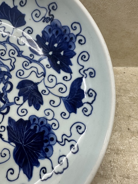 古玩陶瓷清康熙青花松鼠葡萄紋臥盤拍賣,當前價格20000元