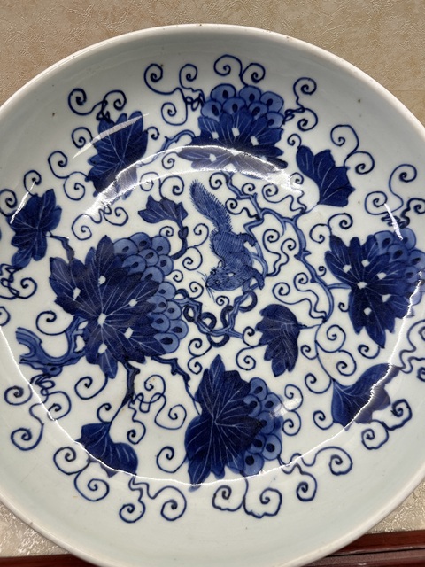 古玩陶瓷清康熙青花松鼠葡萄紋臥盤拍賣,當前價格20000元