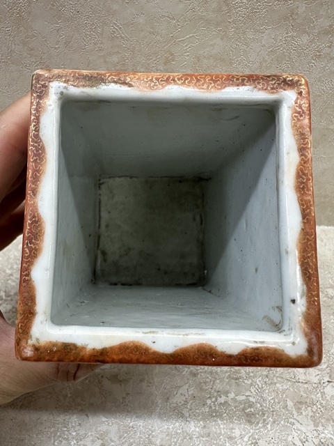 古玩陶瓷清晚期礬紅花卉開窗人物故事四方筆筒拍賣,當前價格3800元