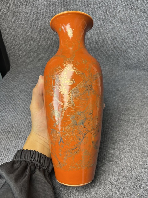 古玩陶瓷珊瑚紅地描金錦雞牡丹紋觀音瓶真品鑒賞圖