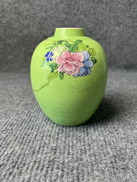 古玩陶瓷蘋果綠地軋道粉彩花卉紋罐真品鑒賞圖