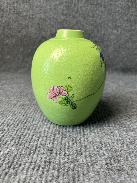 古玩陶瓷蘋果綠地軋道粉彩花卉紋罐真品鑒賞圖