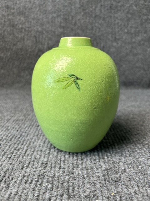古玩陶瓷蘋果綠地軋道粉彩花卉紋罐真品鑒賞圖