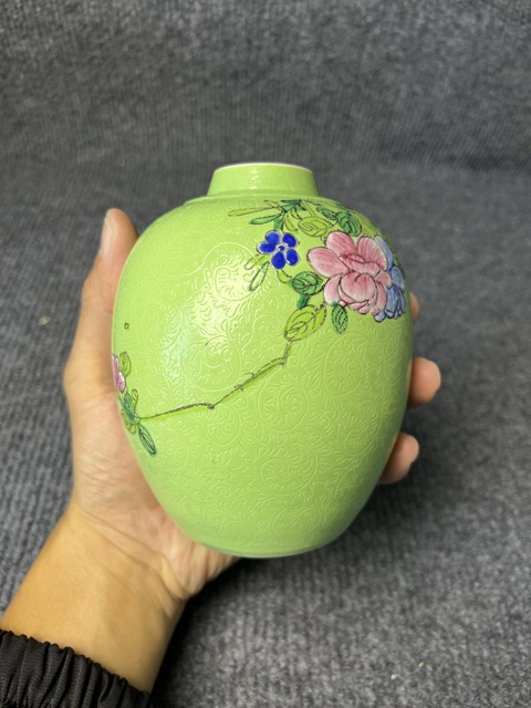 古玩陶瓷蘋果綠地軋道粉彩花卉紋罐真品鑒賞圖