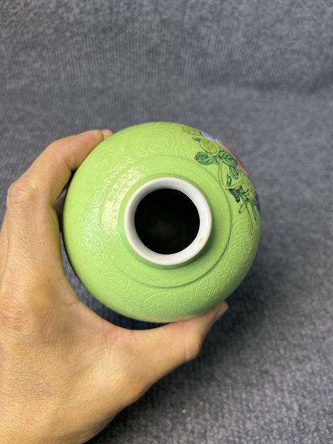 古玩陶瓷蘋果綠地軋道粉彩花卉紋罐真品鑒賞圖