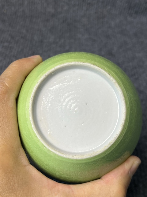 古玩陶瓷蘋果綠地軋道粉彩花卉紋罐真品鑒賞圖