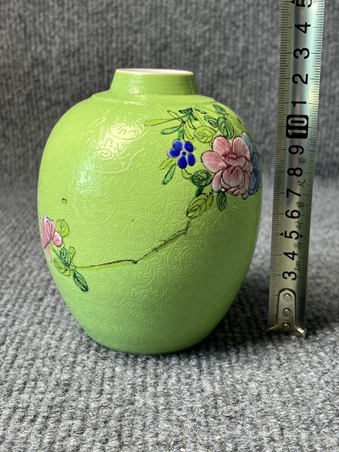 古玩陶瓷蘋果綠地軋道粉彩花卉紋罐真品鑒賞圖
