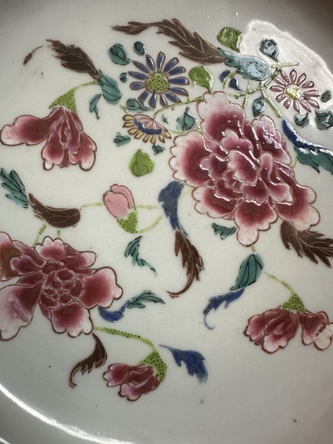 古玩陶瓷花卉紋粉彩盤真品鑒賞圖