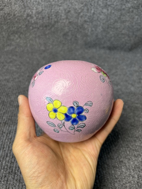 古玩陶瓷粉地軋道粉彩花卉紋罐真品鑒賞圖