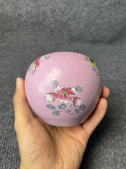古玩陶瓷粉地軋道粉彩花卉紋罐真品鑒賞圖