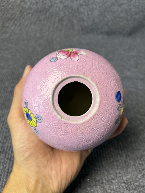 古玩陶瓷粉地軋道粉彩花卉紋罐真品鑒賞圖