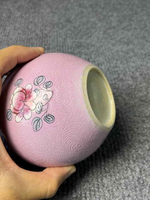 古玩陶瓷粉地軋道粉彩花卉紋罐真品鑒賞圖