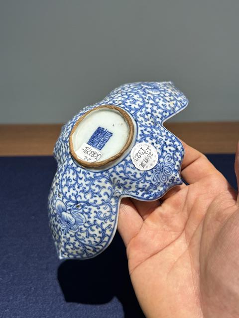 古玩陶瓷青花淡描花卉紋茶船真品鑒賞圖