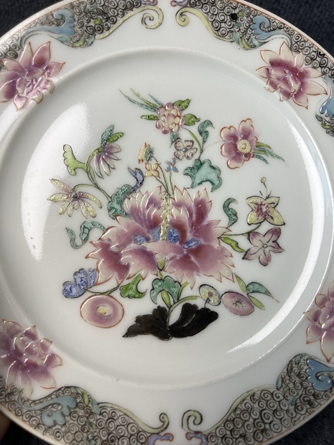 古玩陶瓷粉彩花卉紋盤真品鑒賞圖
