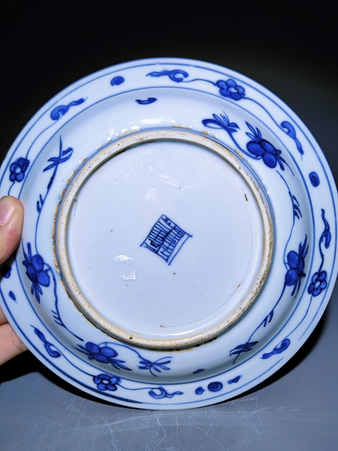 古玩陶瓷花卉紋青花盤真品鑒賞圖