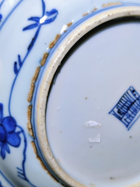 古玩陶瓷花卉紋青花盤真品鑒賞圖