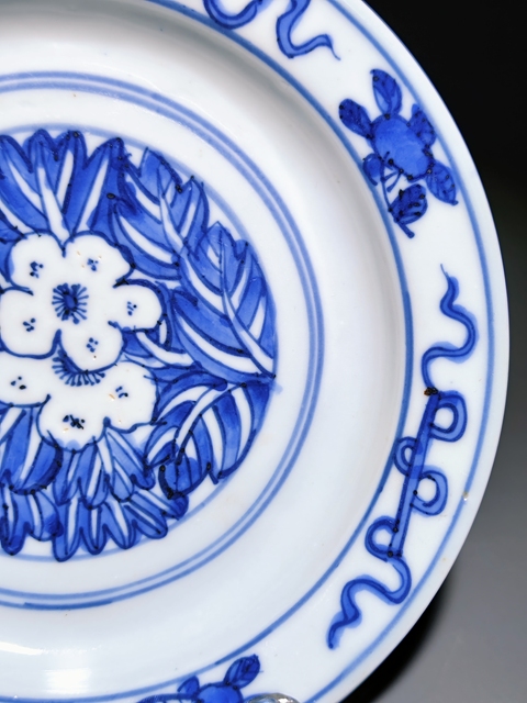 古玩陶瓷花卉紋青花盤真品鑒賞圖