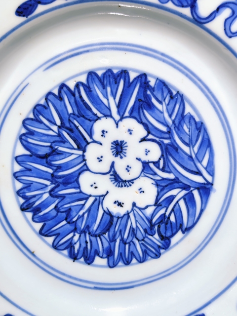 古玩陶瓷花卉紋青花盤真品鑒賞圖