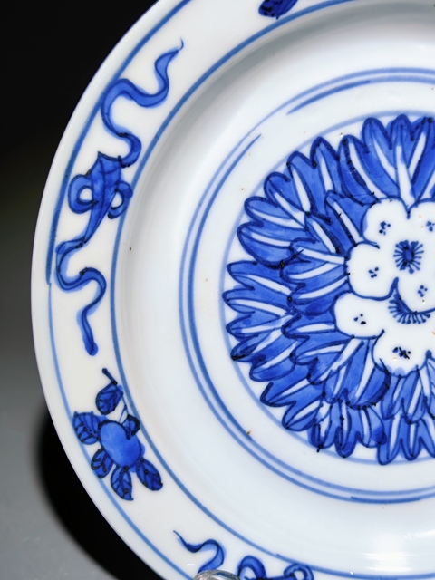 古玩陶瓷花卉紋青花盤真品鑒賞圖