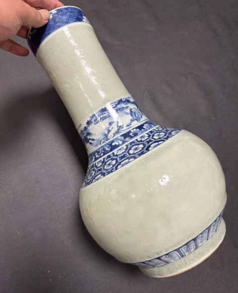 古玩陶瓷豆青釉青花八駿圖長頸瓶真品鑒賞圖