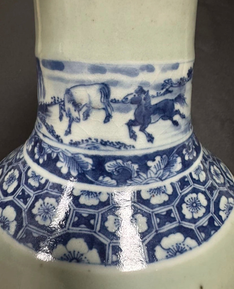 古玩陶瓷豆青釉青花八駿圖長頸瓶真品鑒賞圖
