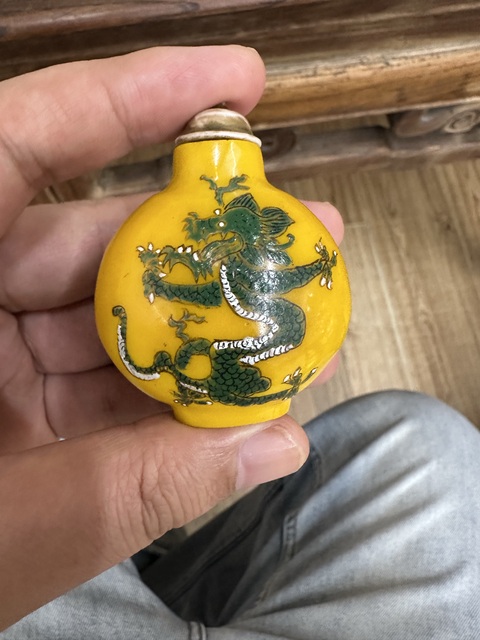 古玩陶瓷料器龍紋鼻煙壺真品鑒賞圖