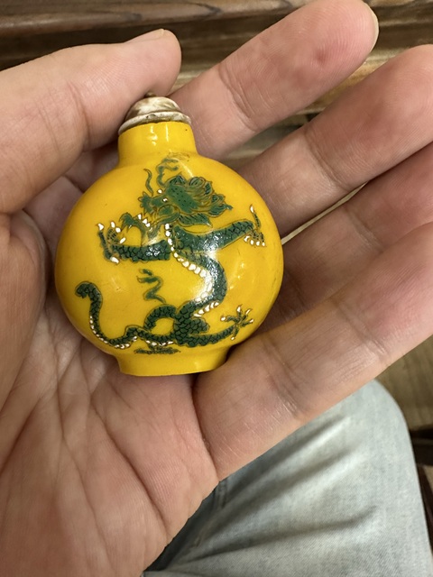 古玩陶瓷料器龍紋鼻煙壺真品鑒賞圖