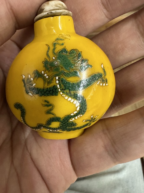 古玩陶瓷料器龍紋鼻煙壺真品鑒賞圖