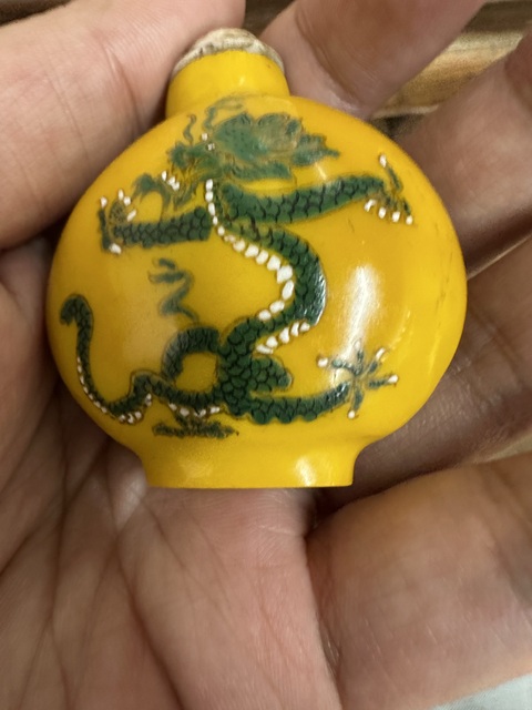 古玩陶瓷料器龍紋鼻煙壺真品鑒賞圖