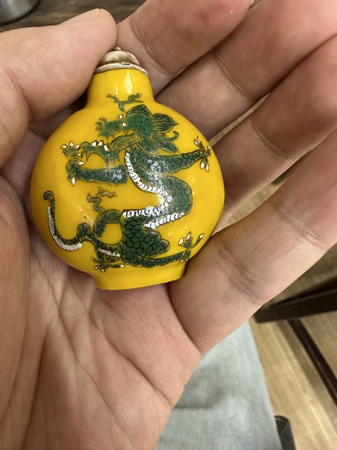 古玩陶瓷料器龍紋鼻煙壺真品鑒賞圖