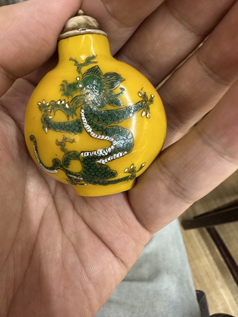 古玩陶瓷料器龍紋鼻煙壺真品鑒賞圖