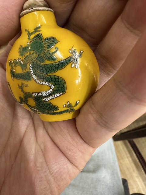 古玩陶瓷料器龍紋鼻煙壺真品鑒賞圖