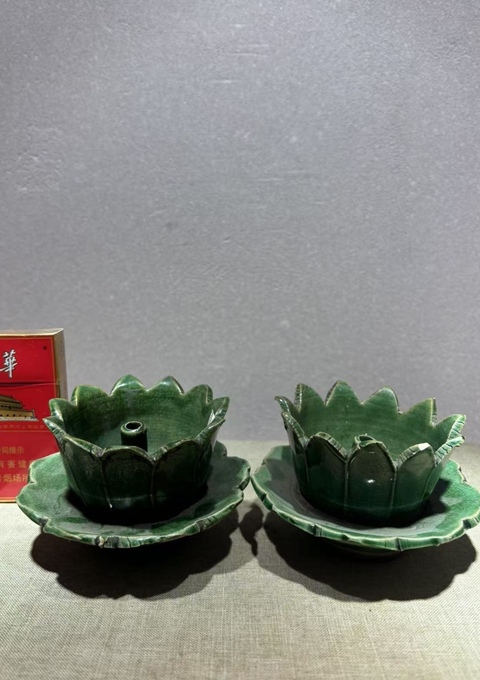 古玩陶瓷清晚期 綠釉蓮瓣燭臺(地方窯口)真品鑒賞圖