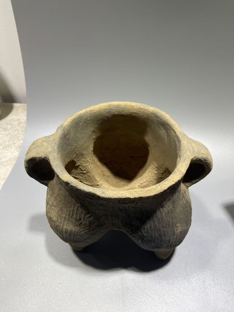 古玩陶瓷商·三足鬲真品鑒賞圖