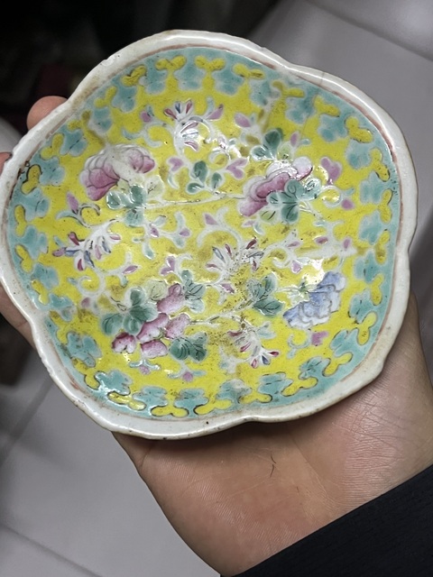 古玩陶瓷黃地粉彩花卉紋貢盤真品鑒賞圖