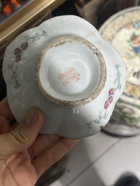 古玩陶瓷黃地粉彩花卉紋貢盤真品鑒賞圖