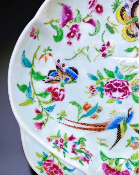 古玩陶瓷豆青釉廣彩花鳥蝶紋盤真品鑒賞圖