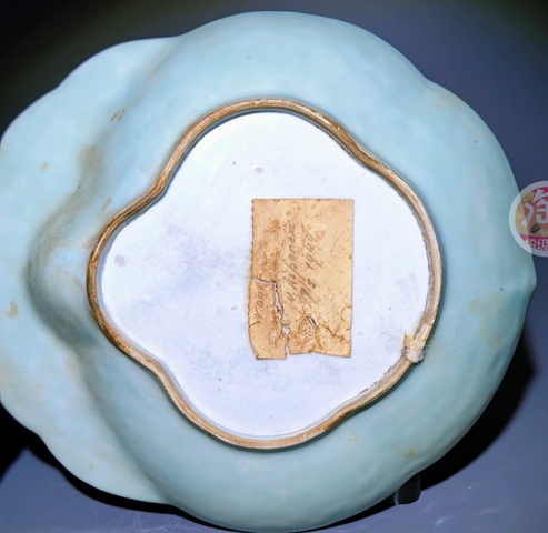 古玩陶瓷豆青釉廣彩花鳥蝶紋盤真品鑒賞圖