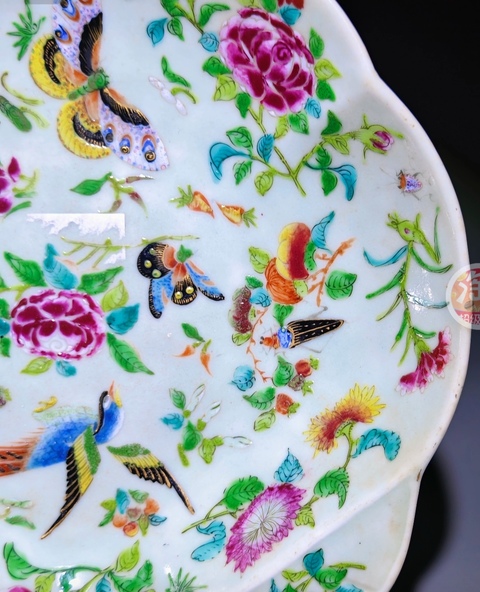 古玩陶瓷豆青釉廣彩花鳥蝶紋盤真品鑒賞圖