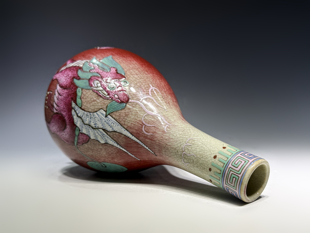 古玩陶瓷清晚期·紅釉粉彩海八怪膽瓶真品鑒賞圖