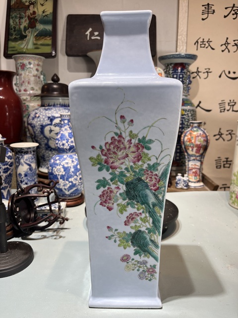 古玩陶瓷花卉紋粉彩四方瓶真品鑒賞圖