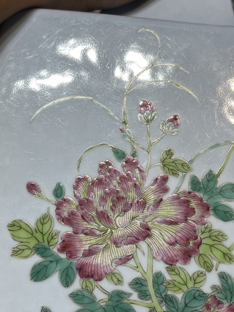 古玩陶瓷花卉紋粉彩四方瓶真品鑒賞圖