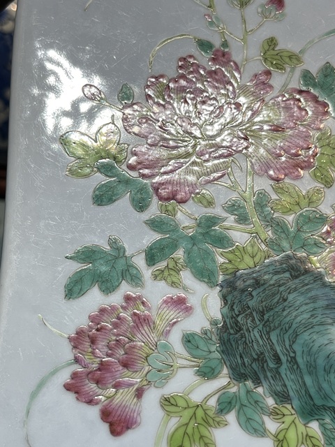 古玩陶瓷花卉紋粉彩四方瓶真品鑒賞圖