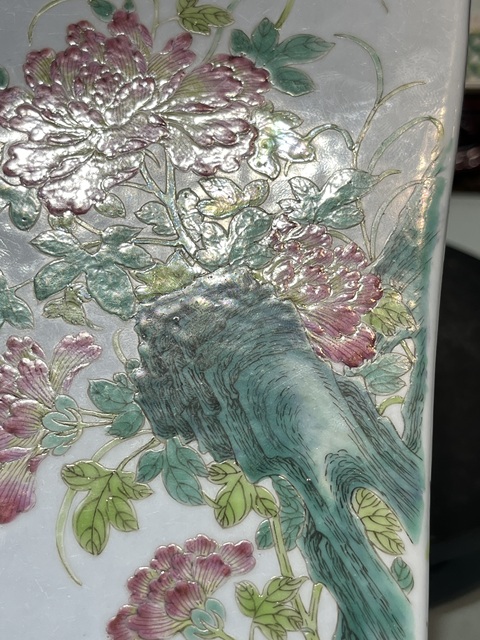 古玩陶瓷花卉紋粉彩四方瓶真品鑒賞圖