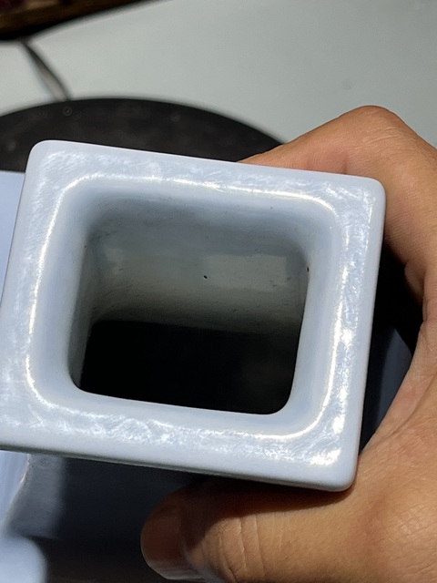古玩陶瓷花卉紋粉彩四方瓶真品鑒賞圖