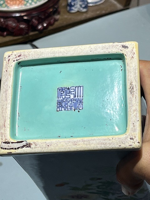 古玩陶瓷花卉紋粉彩四方瓶真品鑒賞圖